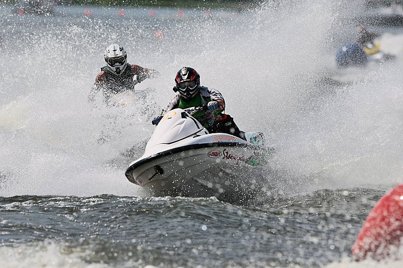 Skutery, wakeboard, skimboard, kitesurfing, czy loty ze spadochronem to najpopularniejsze rozrywki nad Bałtykiem.