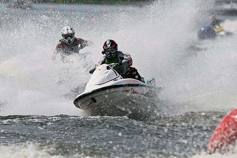 Skutery, wakeboard, skimboard, kitesurfing, czy loty ze spadochronem to najpopularniejsze rozrywki nad Bałtykiem.