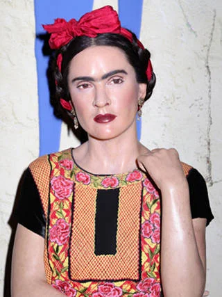 Figura woskowa Fridy Kahlo, do której pozowała aktorka Salma Hayek. Na pierwszym planie: brew
