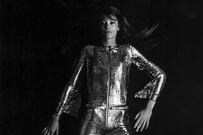 Francuska piosenkarka Françoise Hardy w kombinezonie Paco Rabanne. Sesja dla francuskiego Vogue, luty 1968.