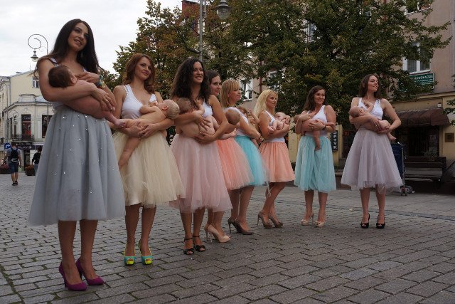 Sesja fotograficzna na kieleckim deptaku w ramach akcji "Kraina Mlekiem i Miłością Płynąca" propagująca karmienie piersią .