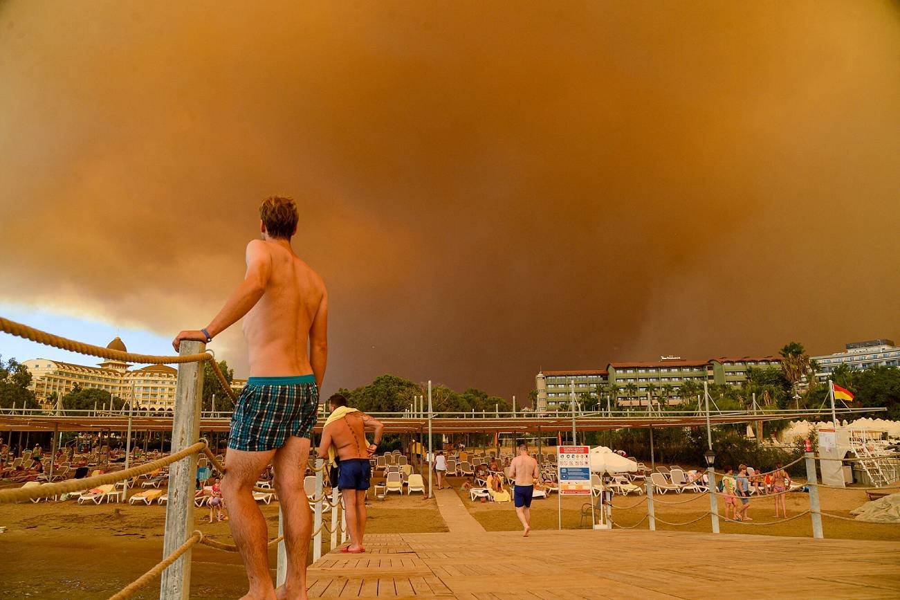 Gigantyczne pożary w Turcji zagrażają turystom z takich wakacyjnych regionów, jak Riwiera Egejska (Bodrum czy Marmaris) i Riwiera Turecka (Antalya, Alanya i Manavgat). Gigantyczne pożary w Turcji zagrażają turystom