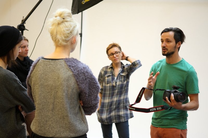 Warsztatowicze AFF Fashion Photography podczas dyskusji