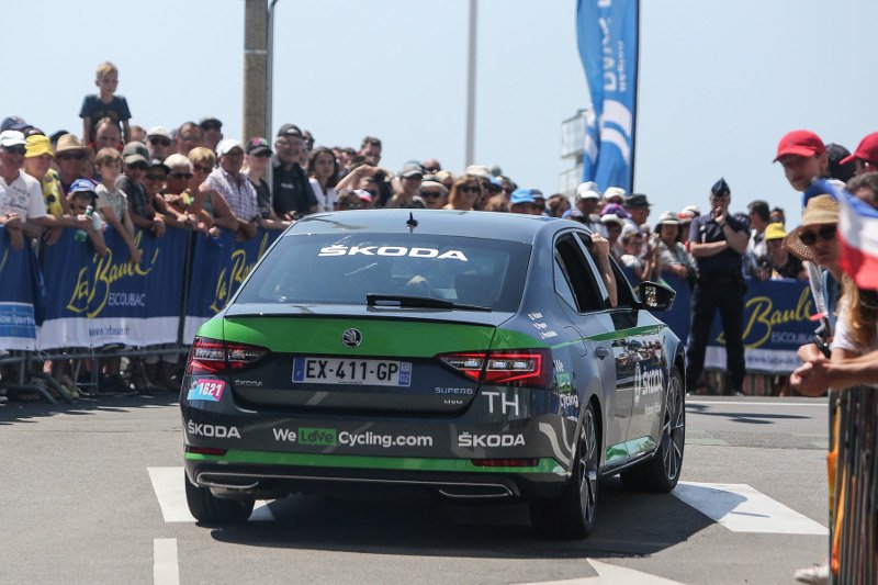 Wyścig kolarski to także duże zaplecze samochodowe.