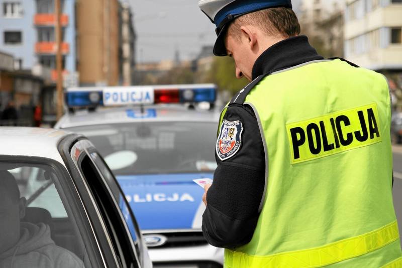 Policjant wlepia mandat kierowcy