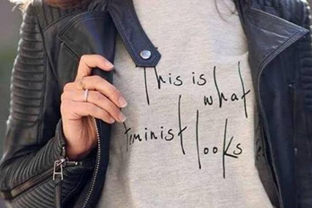 Koszulki miały pomóc kobietom, a okazuje się, że wspierają niewolniczą pracę.