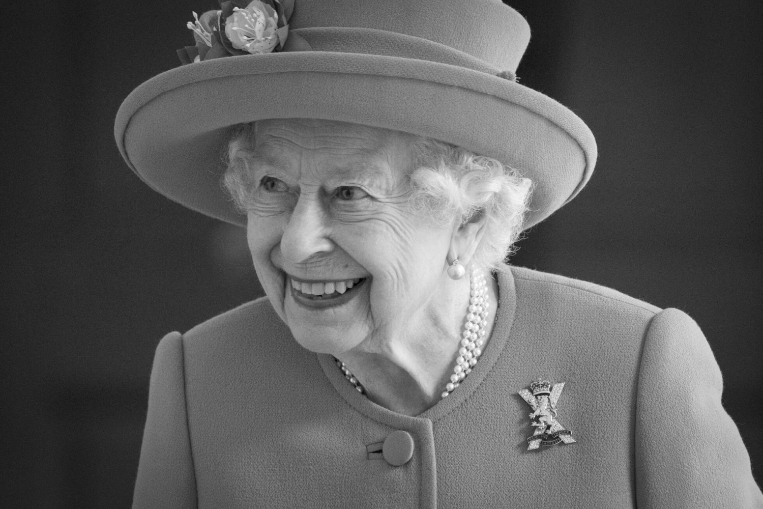 Czarno-białe zdjęcie uśmiechniętej królowej Elżbiety II