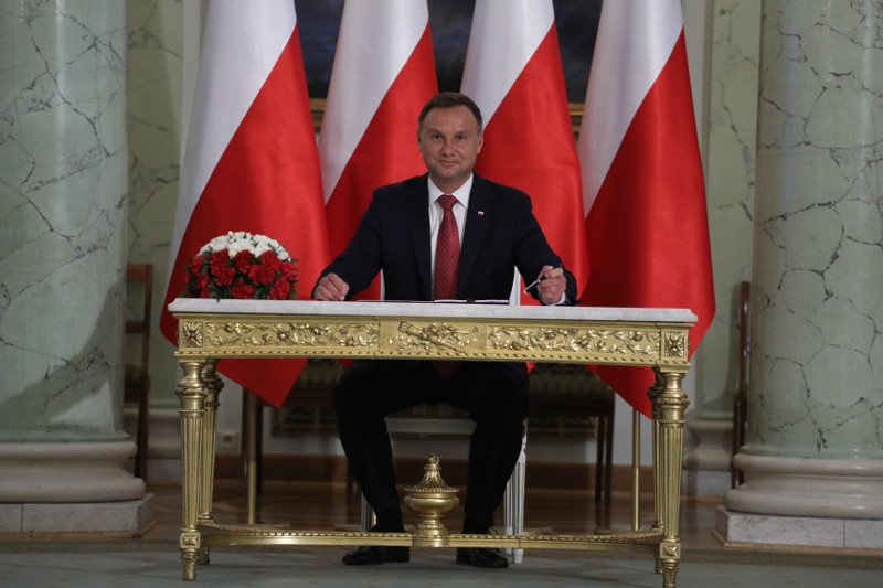 Andrzej Duda podpisał ustawę covidową.