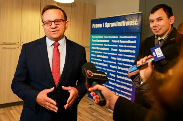 Poseł PiS Marek Matuszewski nie chciał dzielić się z lokalnymi dziennikarzami szczegółami awantury, mówiąc, że to wewnętrzna sprawa partii.