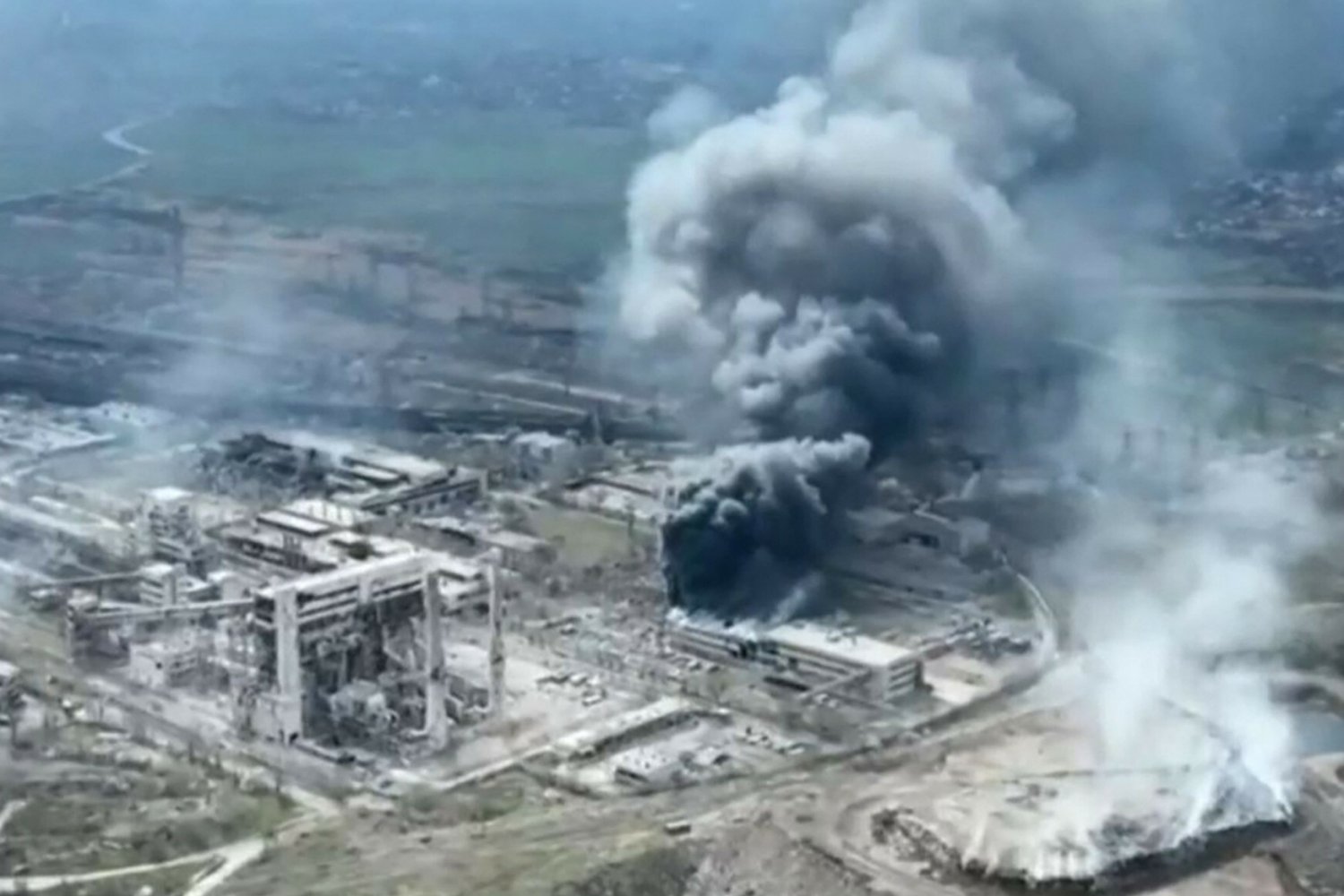 Rosjanie szturmują hutę w Mariupolu.