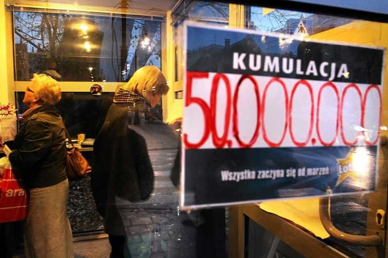 Wczorajsza kumulacja Lotto przyciągnęła do kolektur tych, którzy na co dzień nie grają