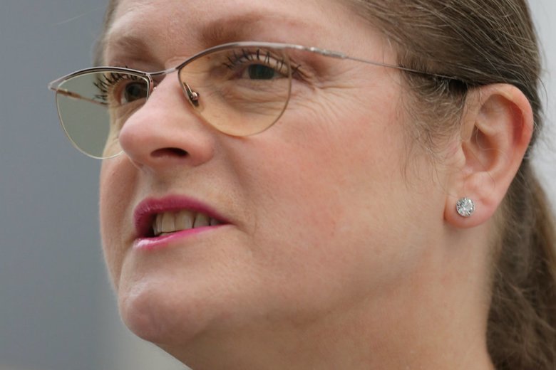 Krystyna Pawłowicz tłumaczy się z członkostwa w komunistycznej organizacji na studiach.