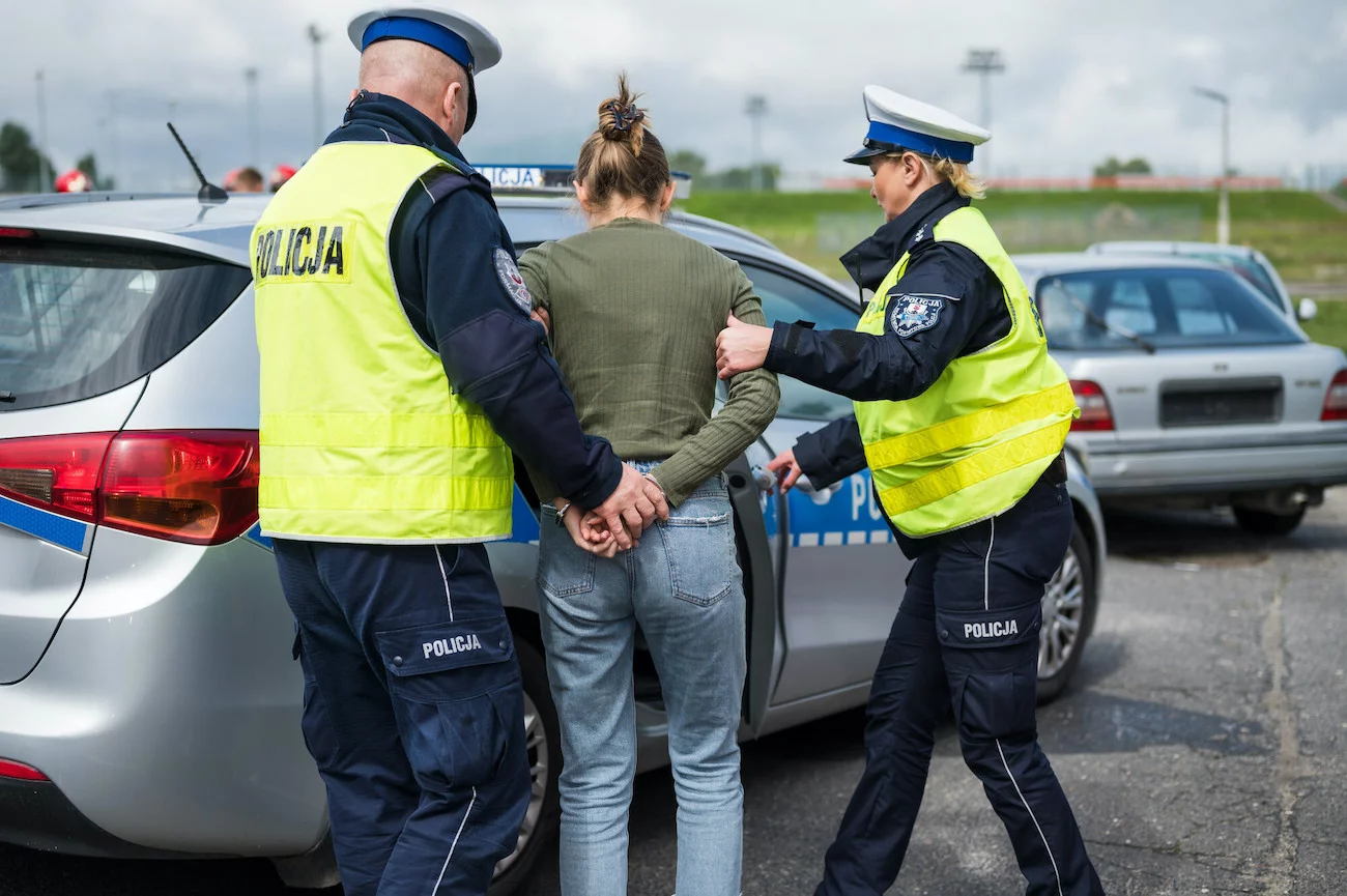 Zatrzymanie kobiety przez policję – scena w spocie policji (zdjęcie poglądowe). Zatrzymanie kobiety przez policję – scena w spocie policji (zdjęcie poglądowe).