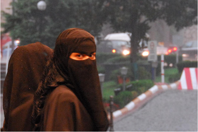 Burka w prezencie dla posłanki? Tak, miała ją "uświadomić".