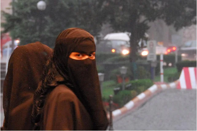 Burka w prezencie dla posłanki? Tak, miała ją "uświadomić".