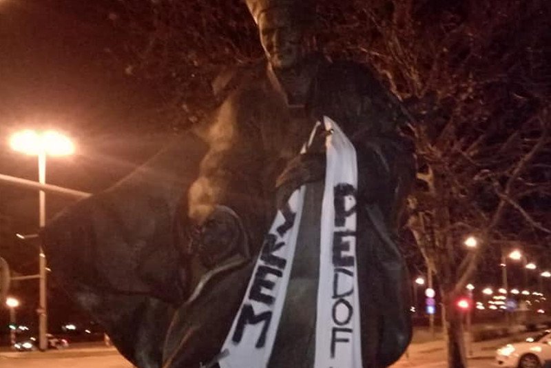 Wrocławska Grupa Nieznanych szarfy zawiesiła na czterech pomnikach Jana Pawła II.