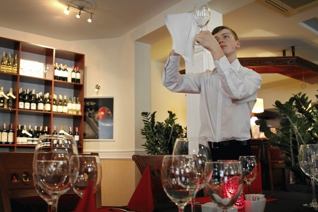 Doświadczeni kelnerzy, obsługujący VIPów mogą zarabiać ponad 10 tys. złotych miesięcznie