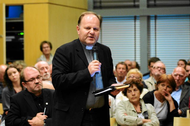 Ks. Sowa nie odcina się od Kościoła.