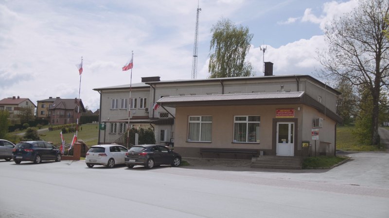 Urząd Gminy Godziszów i sklep w samym sercu miejscowości –tu padł rekord poparcia dla PiS w wyborach parlamentarnych.