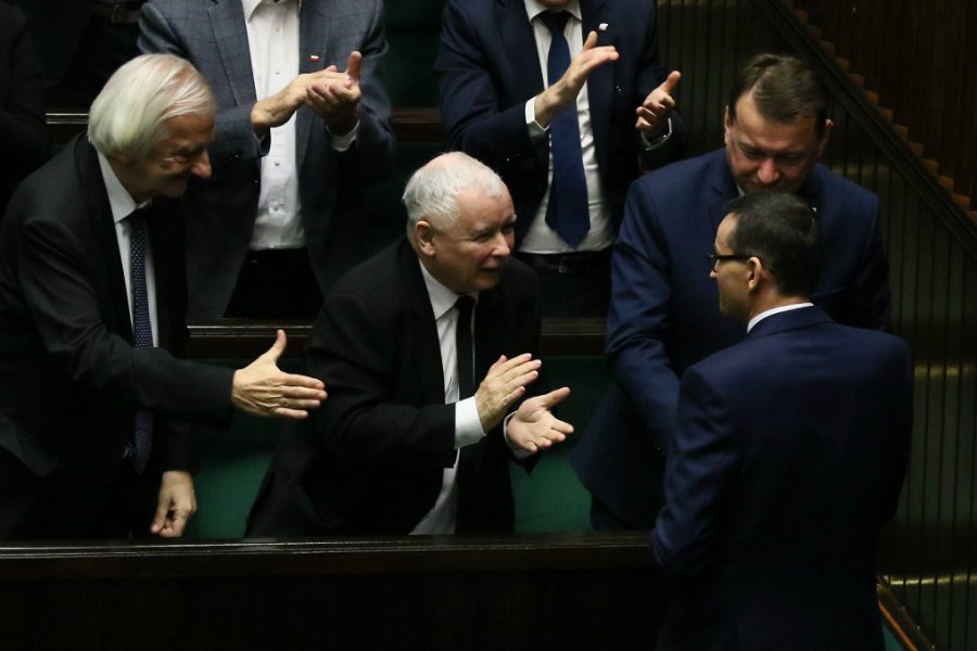 Rządowi Mateusza Morawieckiego udało się zdobyć wotum zaufania, ale społeczny mandat jest coraz słabszy.