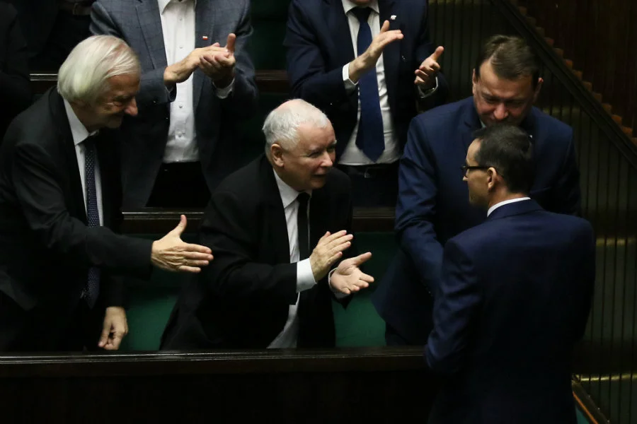 Rządowi Mateusza Morawieckiego udało się zdobyć wotum zaufania, ale społeczny mandat jest coraz słabszy.