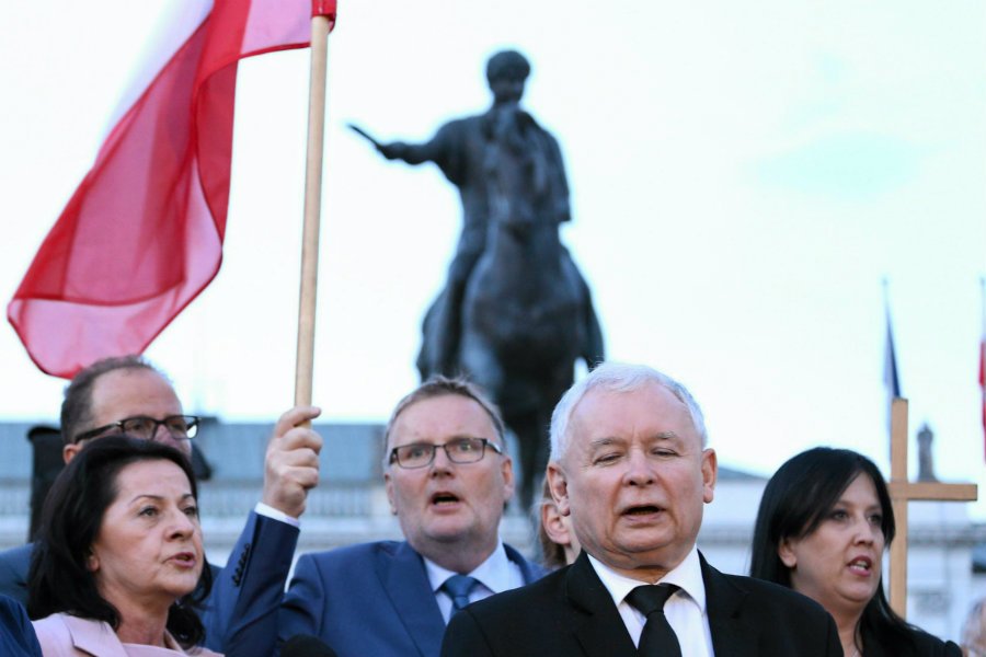 Senator Prawa i Sprawiedliwości Waldemar Bonkowski lubi być blisko Jarosława Kaczyńskiego.