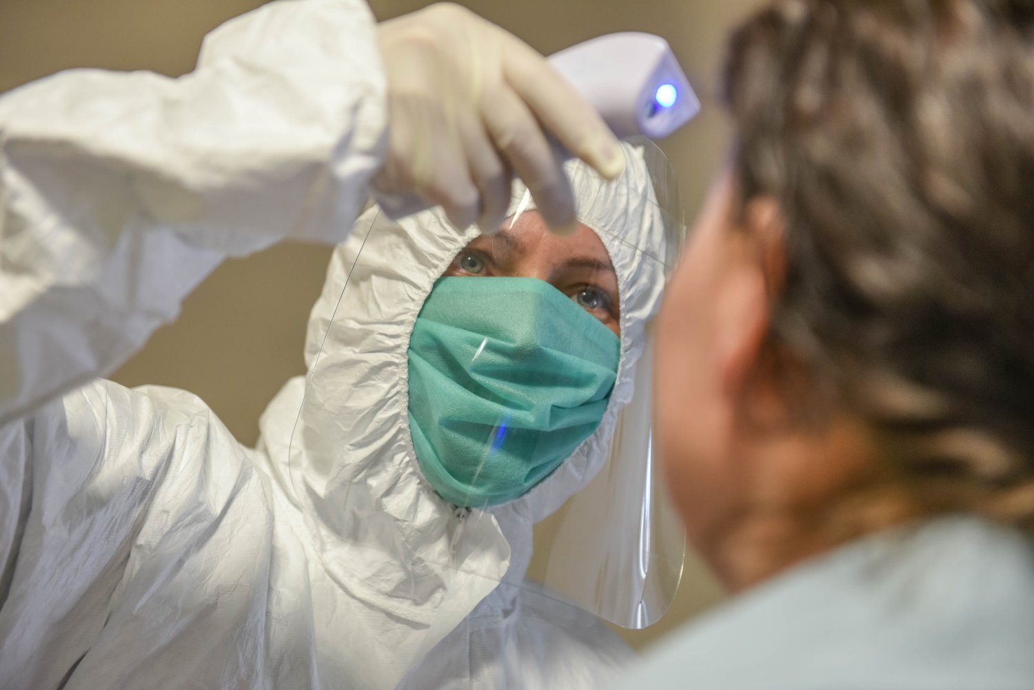 W szpitalu przy Grabiszyńskiej doszło do wielu zakażeń koronawirusem. Wśród osób, u których potwierdzono obecność wirusa SARS-CoV-2 jest wielu pracowników tej placówki. Pracownik medyczny przy pracy w czasie opieki nad pacjentami zakażonymi koronawirusem.