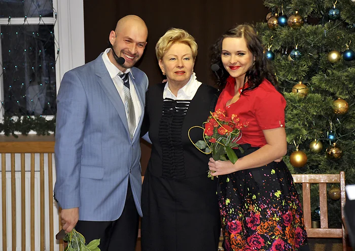 Z aktorami odgrywającymi scenki z Małej Encyklopedii Malżeńskiej podczas urodzin.