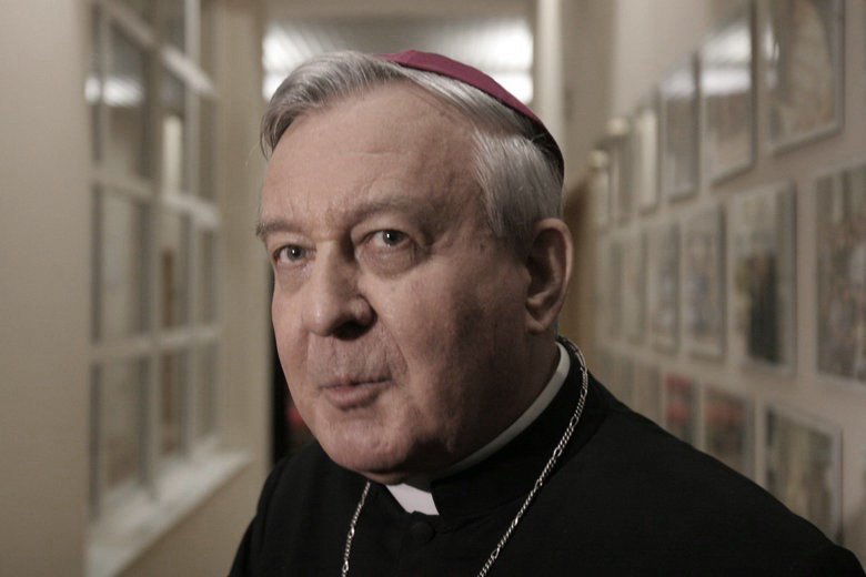 Trumna z ciałem abpa Juliusza Paetza opuściła katedrę.