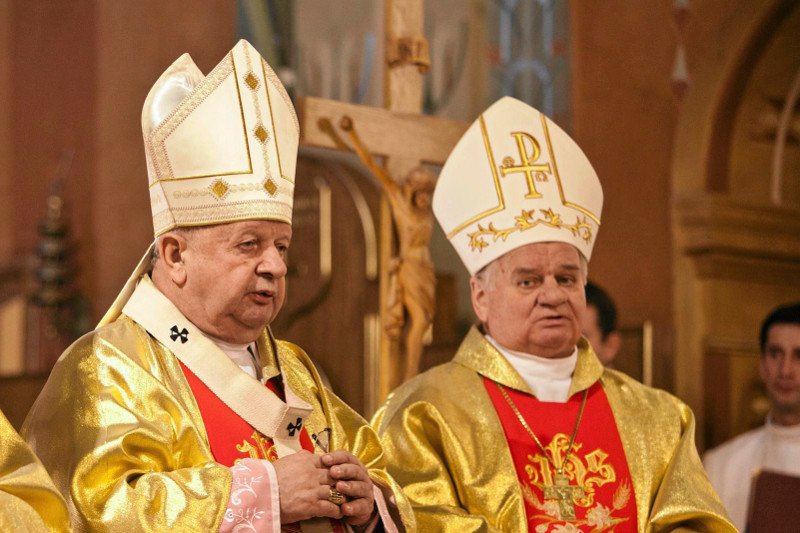 Biskup Tadeusz Rakoczy ukarany przez papieża Franciszka. Na zdjęciu wraz z kardynałem Stanisławem Dziwiszem.