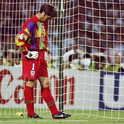 To papuga! To Elton John! Nie, to David Seaman!