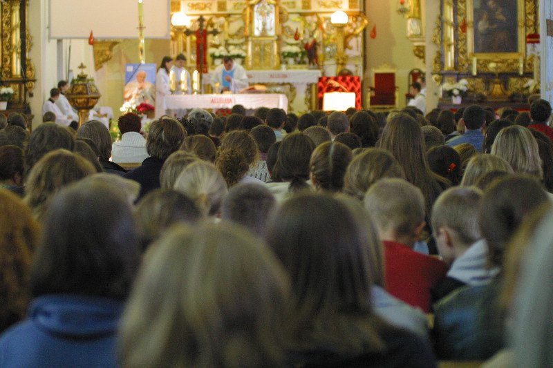 Koniec z "ostrymi" instrumentami w kościele. Nawet na mszach dla młodzieży.