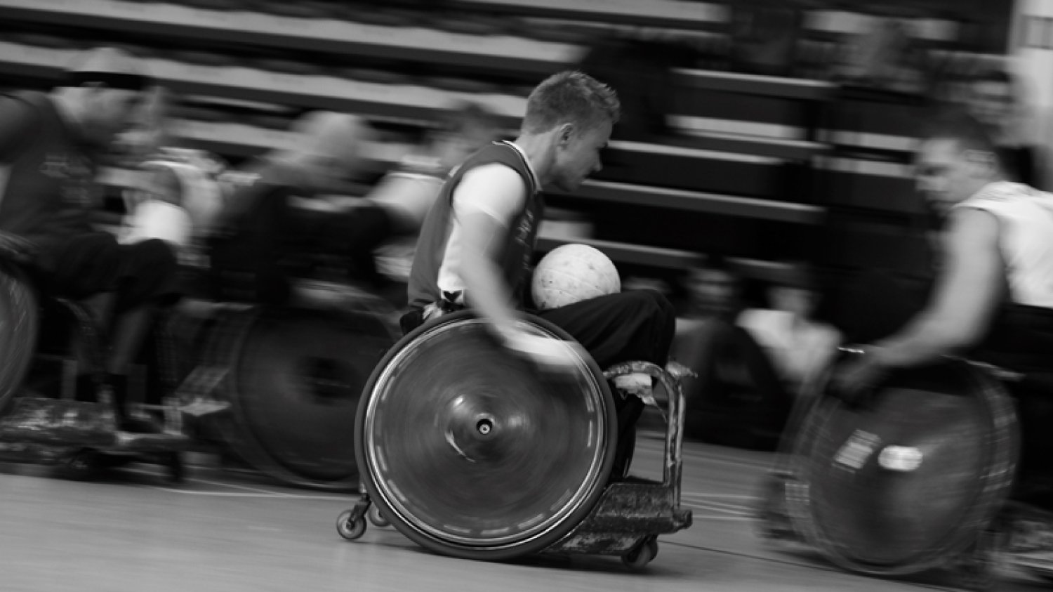 Slalom z piłką do bramki