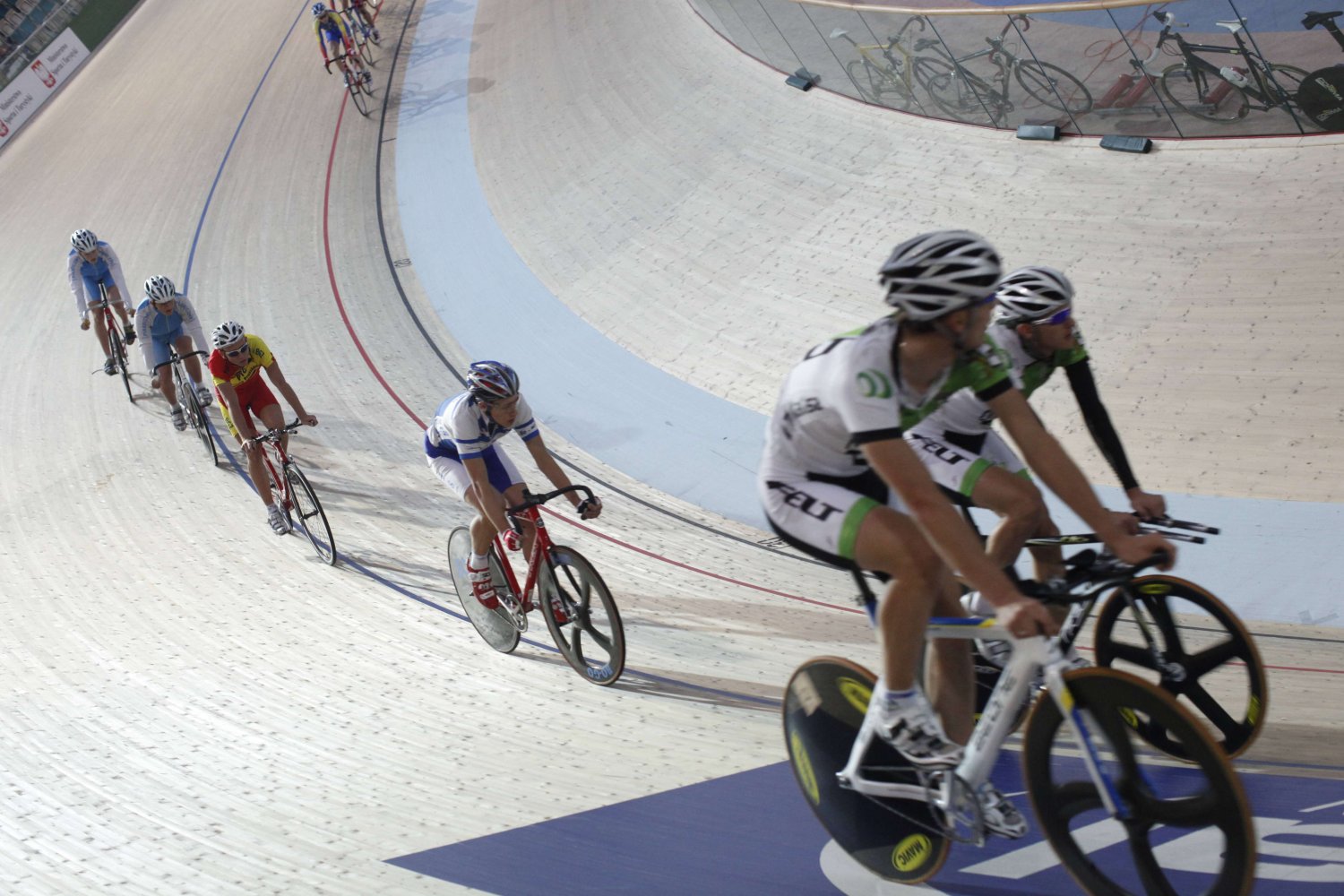Kolarze podczas treningu na opisywanym torze w Pruszkowie.