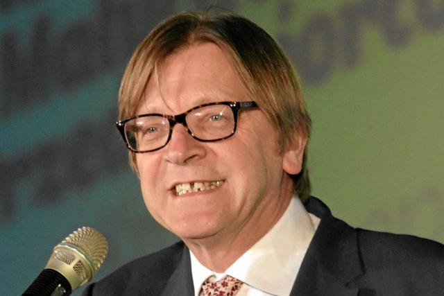 Guy Verhofstadt wezwał w środę polską premier do respektowania orzeczenia Trybunału Konstytucyjnego.