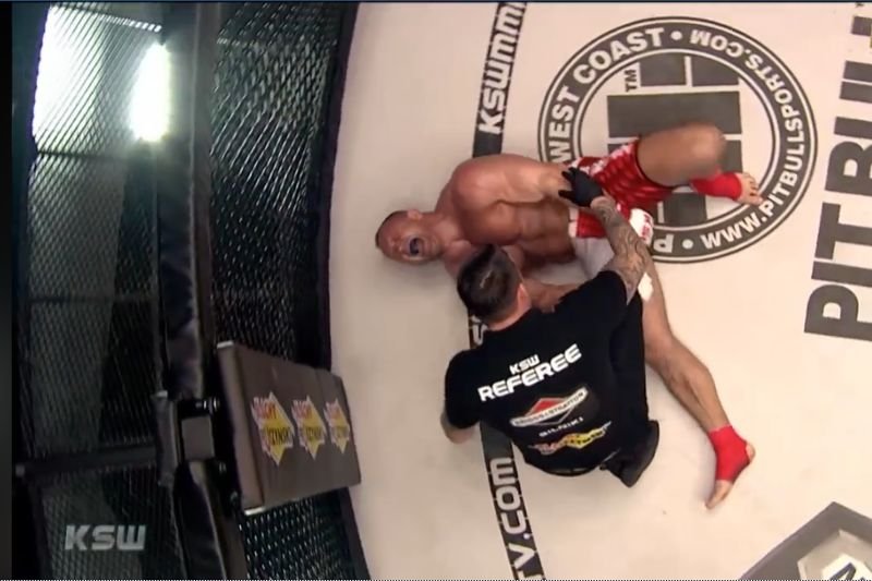 Mariusz Pudzianowski nabawił się kontuzji i przegrał walkę z debiutującym Szymonem Kołeckim.