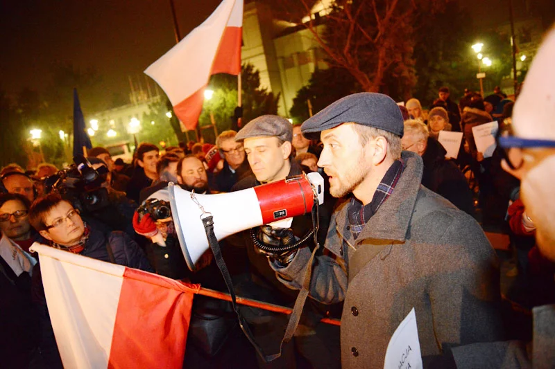 W Warszawie odbyła się w czwartek pierwsza większa demonstracja przeciwko zamachowi PiS na ustrój Trybunału Konstytucyjnego.