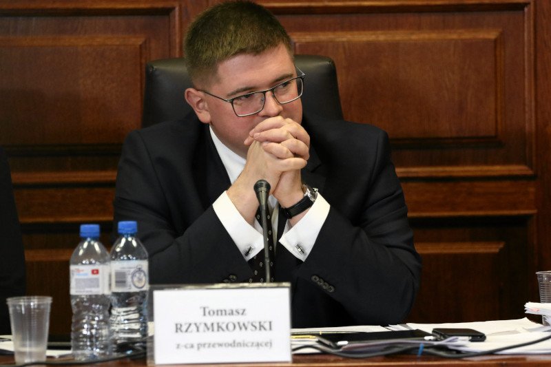 Tomasz Rzymkowski jest nowym wiceministrem edukacji. W 2016 został wiceprzewodniczącym komisji śledczej ds. Amber Gold.
