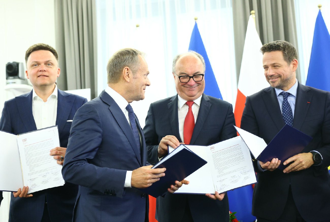 Sondaż. Donald Tusk liderem opozycji. Trzaskowski i Hołownia na podium.