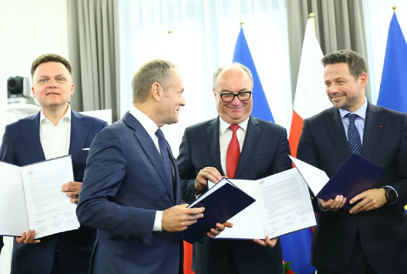 Sondaż. Donald Tusk liderem opozycji. Trzaskowski i Hołownia na podium.