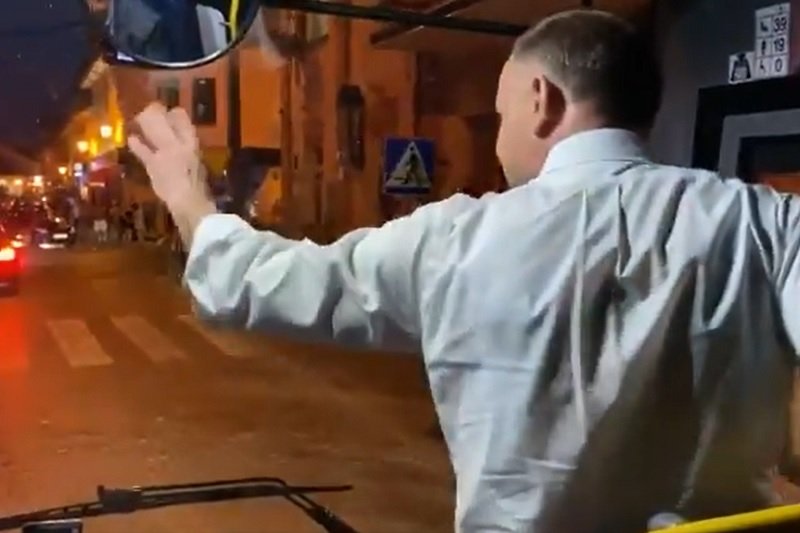 Andrzej Duda po wieczorze wyborczym w Łowiczu od razu ruszył w trasę.