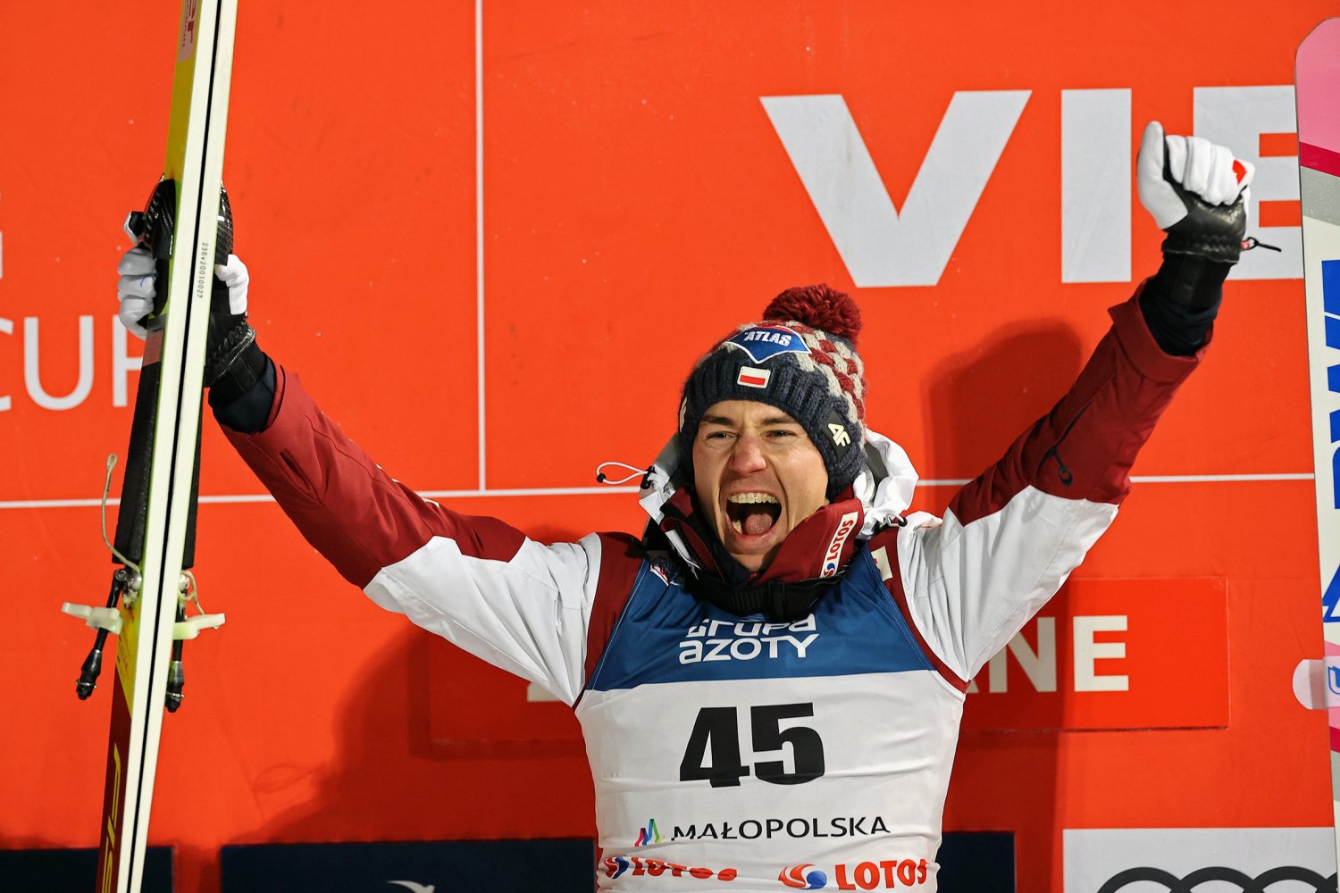 Kamil Stoch cieszy się ze zwycięstwa w zeszłorocznym konkursie na Wielkiej Krokwi