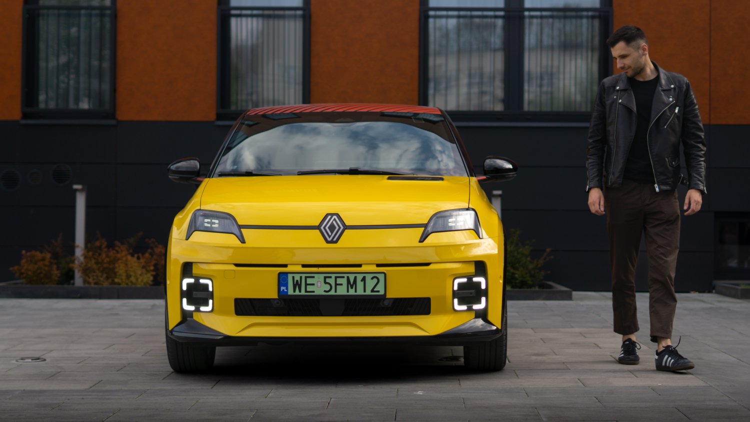 Na takiego miejskiego elektryka czekałem. Ludzie odwracają za nim głowy... i mnie to nie dziwi Renault 5 E-Tech electric – pierwsza jazda. Oto zasięg w mieście i w trasie