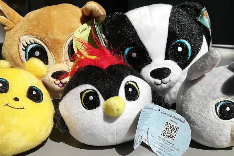 Polacy kupują komplety naklejek na Allegro, byle tylko dostać upragnionego słodziaka.