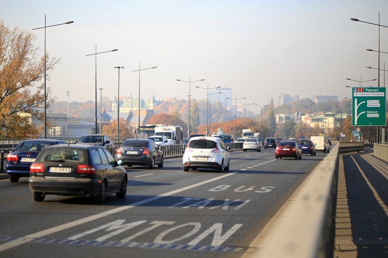 Mateusz Morawiecki zapowiedział zmiany w korzystaniu z buspasów w polskich miastach.