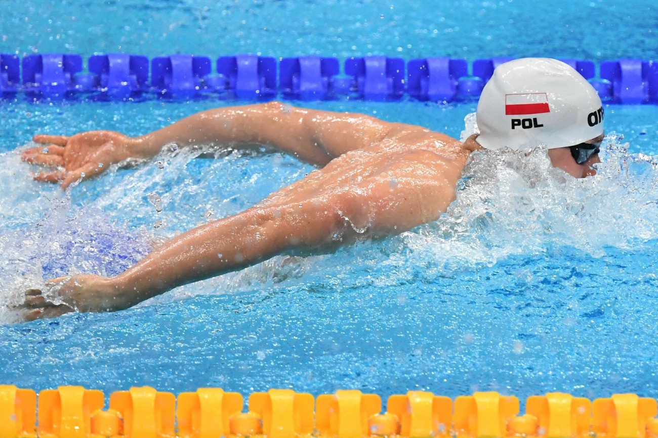 Krzysztof Chmielewski zajął trzynaste miejsce w kwalifikacjach i popłynie we wtorkowych półfinałach olimpijskich