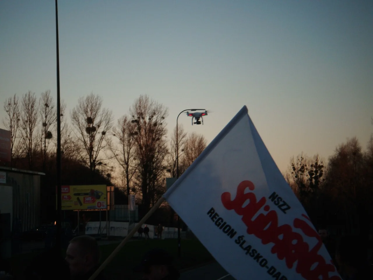 Dron na demonstracji górników podczas blokowania ulicy pszczyńskiej w Gliwicach.
Podziękowania dla wynajmij-drona.pl