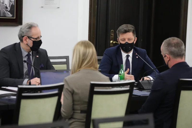Szef KPRM Michał Dworczyk i minister zdrowia Adam Niedzielski podczas konferencji prasowej