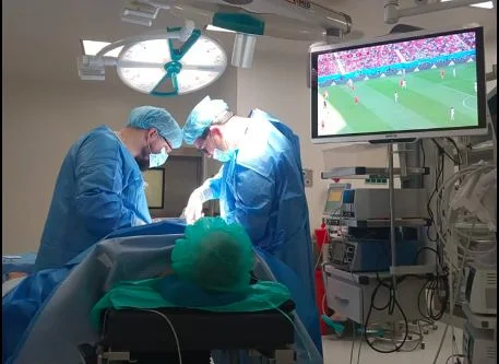 Pacjent szpitala w Kielcach śledził mecz w trakcie trwania operacji.