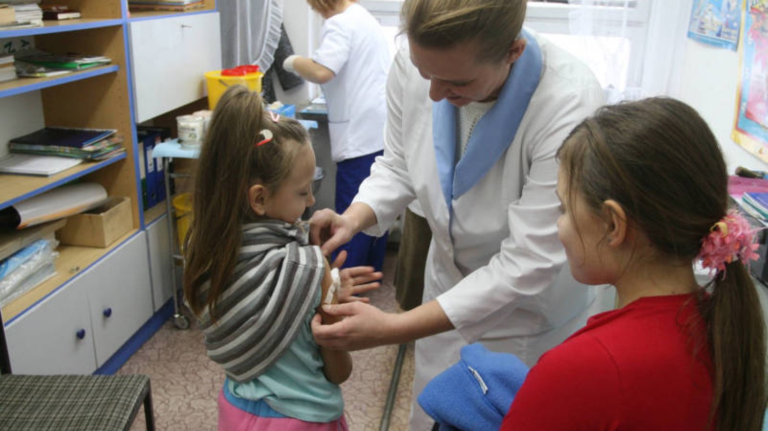 Szczepienie przeciwko sepsie w szkole w Opolu w 2007 roku.